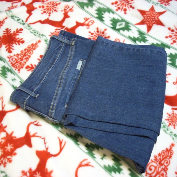 Eddie Bauer Mid-Rise Slightly Curvy Bootcut Jeans - Picture 3 of 5